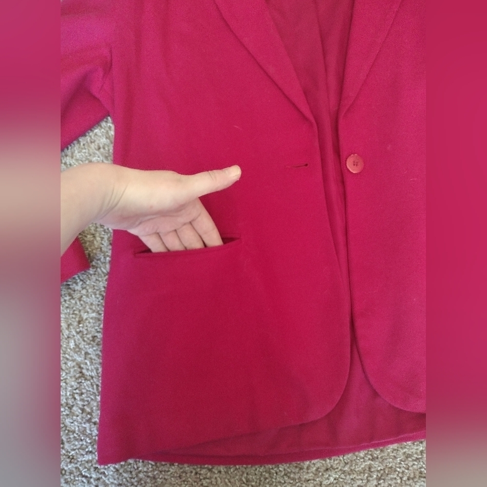 Sag Harbor Vintage Blazer with Notched Lapels and Tailored Fit - Picture 2 of 8